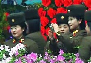 북한 김정일 국방위원장의 생일인 광명성절(2.16)을 앞두고 평양에서 개막한 제17차 김정일화축전장에서 한 북한 여군이 사진을 찍고 있다.