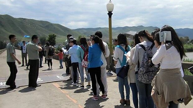 북한 하루 관광에 나선 중국인 관광객들이 지린성 투먼시에서 도보로 국경다리를 건너 함경북도 온성군 남양구로 향하고 있다.