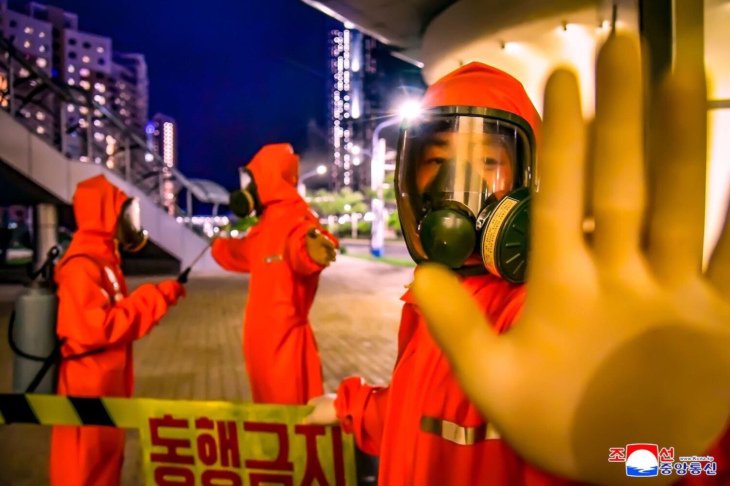 북한 관영매체인 조선중앙통신은 7일 "사동구역안의 방역일군들이 방역대전의 제일선에서 고도의 긴장상태를 항시적으로 유지하고 있다."고 보도했다.