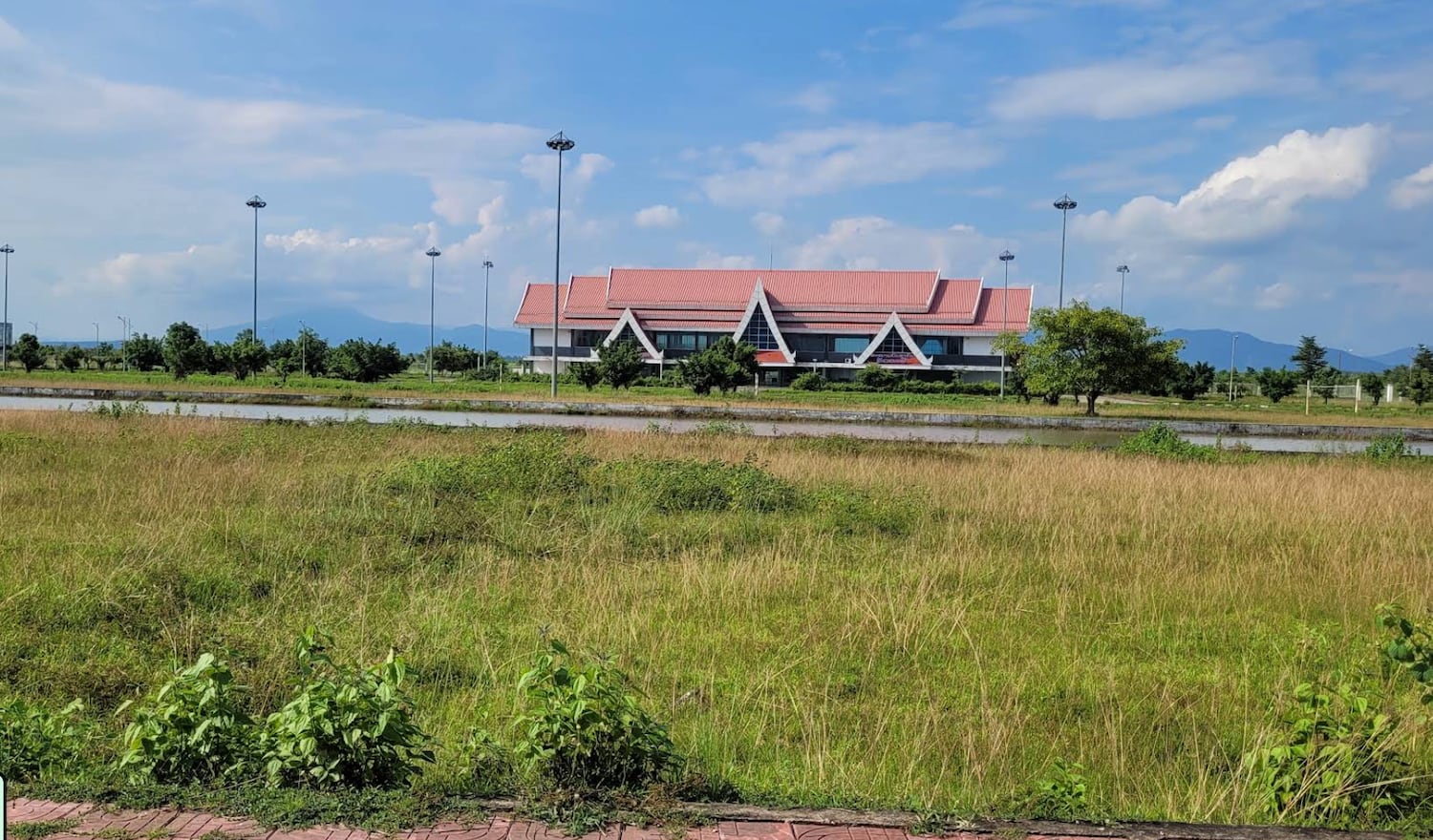 ສະໜາມບິນແຂວງອັດຕະປືມູນຄ່າ 36 ລ້ານ ໂດລາ ກາຍເປັນບ່ອນລ້ຽງງົວຂອງຊາວບ້ານ