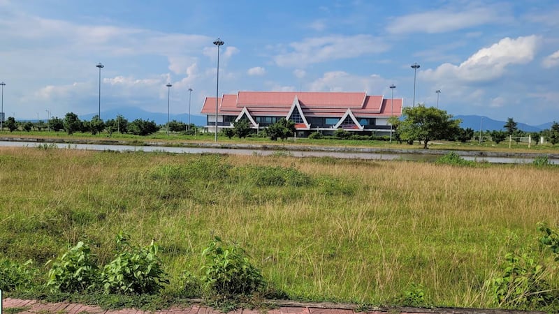 ສະໜາມບິນແຂວງອັດຕະປືມູນຄ່າ 36 ລ້ານ ໂດລາ ກາຍເປັນບ່ອນລ້ຽງງົວຂອງຊາວບ້ານ