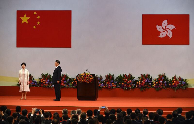 资料照： 2017 年 7 月 1 日，香港回归20周年，中国国家主席习近平与香港新任特首林郑月娥。（法新社）