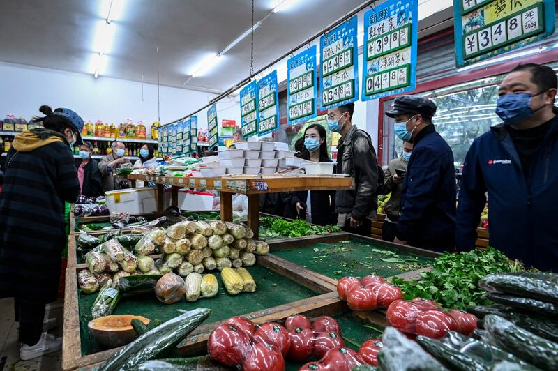 北京的居民在超市排队购物。（AFP）