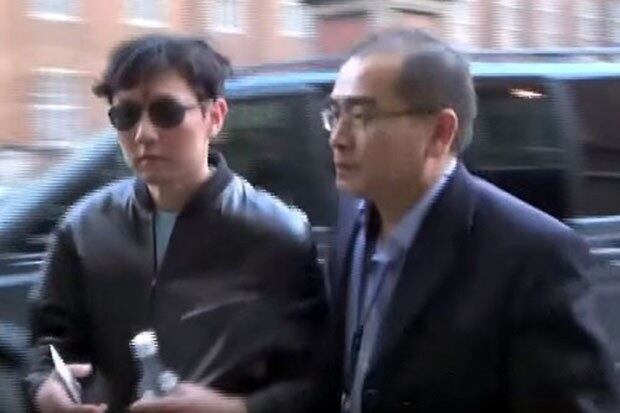 사진은 지난해 김정은 위원장의 친형 김정철(왼쪽)이 에릭 클랩튼의 런던 공연장을 찾았을 때 옆에서 에스코트하던 태영호 공사 모습. 