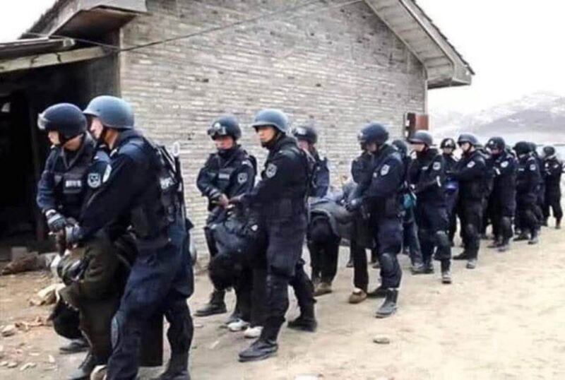 2008年中共镇压藏人反抗时抓捕藏人并游街的镜头。（达赖喇嘛西藏宗教基金会提供）