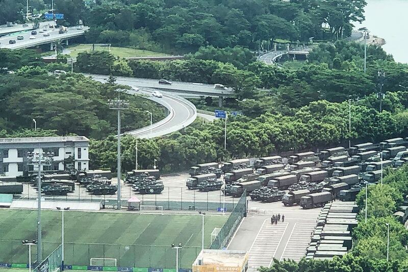 2019年8月15日,深圳湾体育中心外,停着大量军车和装甲车。(法新社)