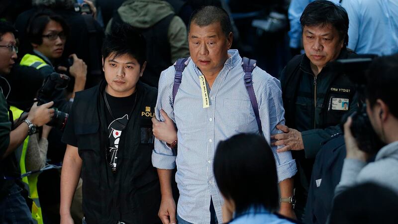 香港壹传媒创办人黎智英(中)在一场抗议中被警察带走。(美联社资料图片)