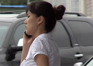 북한 평양시내에서 주민들이 휴대전화를 사용하고 있다.