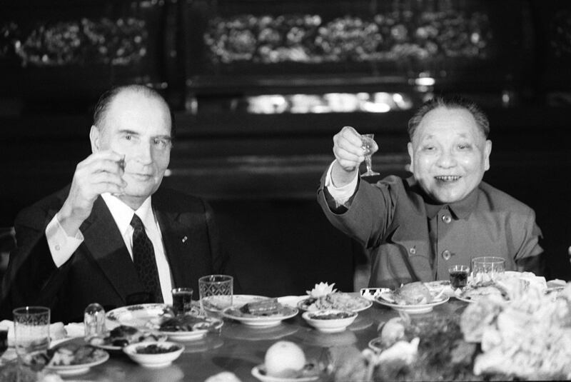 1983年5月5日,法国总统密特朗与当时的中共领导人邓小平在北京的国宴中举杯致意。(法新社资料图片)
