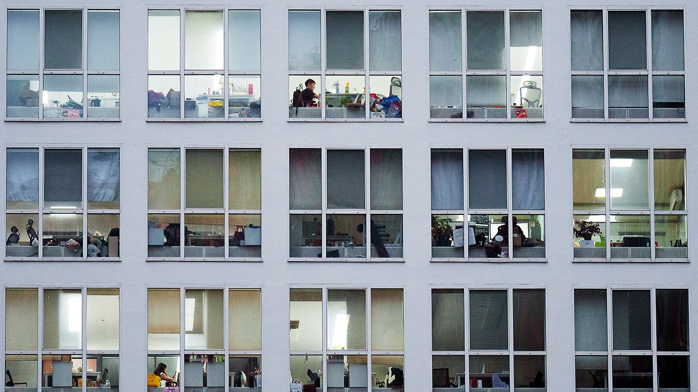 2024年7月15日、北京の中央ビジネス地区近くのデスクで働く労働者たち。