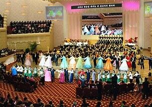 평양 인민극장에서 5·1절 경축 은하수음악회 `장군님 식솔' 공연이 열리고 있다.