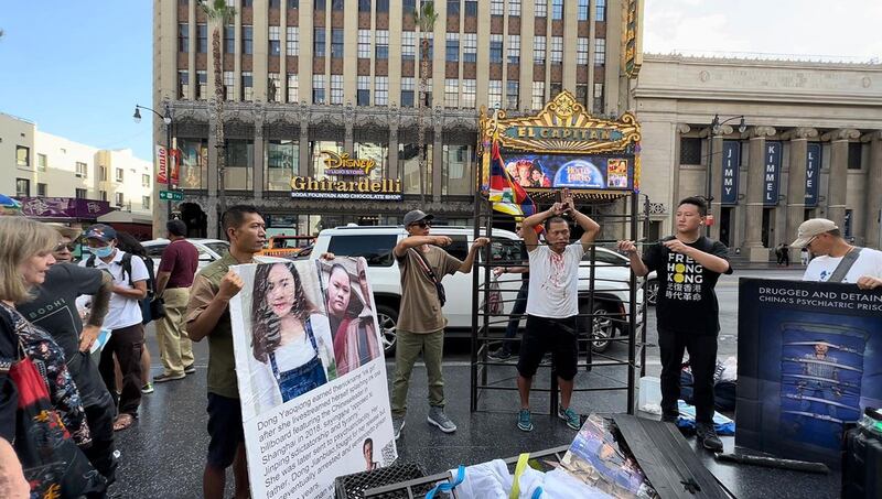 曾三次被送进精神病院的中国异议人士界立建，9日在好莱坞演示在精神病院受酷刑，界立建说明图中酷刑是精神病院常用酷刑，他们叫“开大门”，用带钩子绳索两边左右拉扯嘴角造成撕裂疼痛处罚。精神病院钩子和绳子比这个要粗很多。（界立建提供）