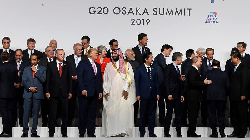 日本G20峰会期间各国领袖在一起。（美联社）