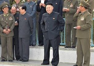 2012년 11월 4일 북한 김정은 국방위원회 제1위원장이 롤러스케이트장을 방문해 시찰하는 동안 뒷짐을 지고 있는 장성택.