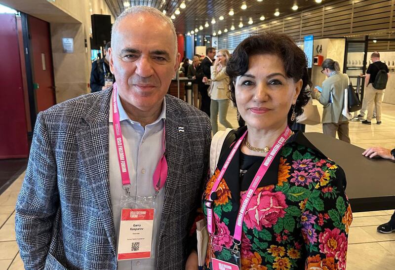 «ئوسلو تېنىچلىق مۇنبىرى» يىغىنىدا «ئۇيغۇر ھەرىكىتى تەشكىلاتى» نىڭ رەھبىرى رۇشەن ئابباس خانىم سابىق شاھمات چېمپىيونى گارري كاسپاروۋ(Garry Kasparov) ئەپەندى بىلەن. 2024-يىلى 3-ئىيۇن، ئوسلو.