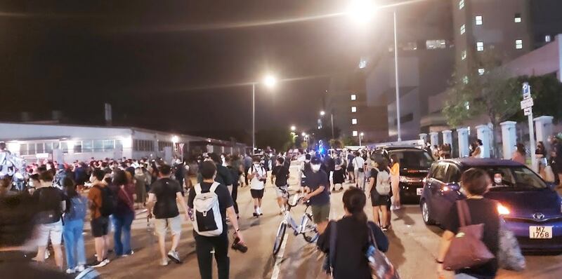 《蘋果》員工離開時已經差不多晚上1點，支持的市民仍然在《蘋果》門外，等著與他們道別。（受訪者提供）