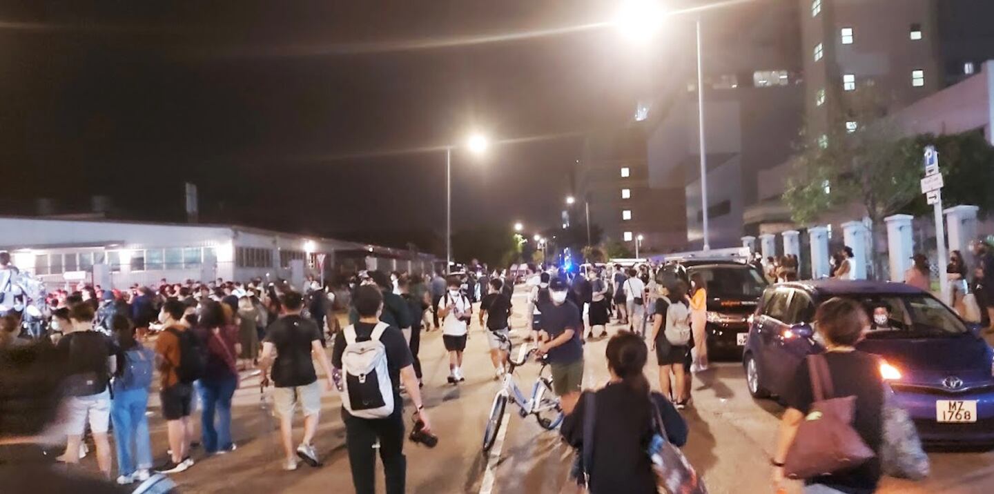 《蘋果》員工離開時已經差不多晚上1點，支持的市民仍然在《蘋果》門外，等著與他們道別。（受訪者提供）