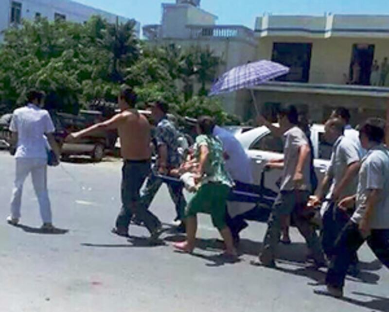 2015年5月29日,獨村村民與警方衝突後,有村民受傷,需抬離現場送院。(村民攝)