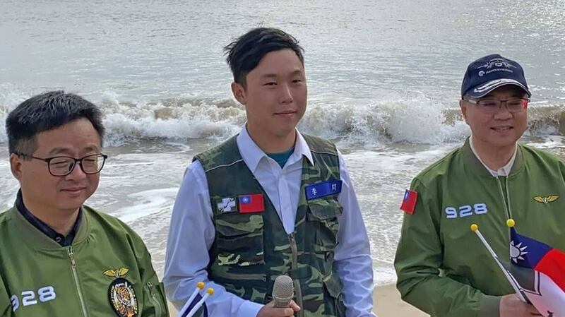 民进党主席卓荣泰（右）、秘书长罗文嘉（左）到马祖为李问辅选。（李问提供）
