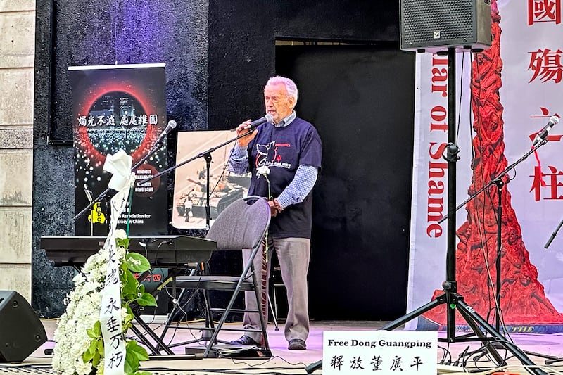 加拿大前參議員Con Di Nino出席晚會發言，他指自己有生之年都會繼續與所有政治犯同行。（胡彗藍 攝）