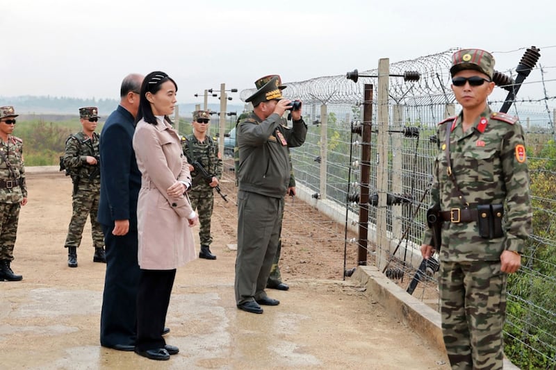 2026년 10월 20일 김여정 당 부부장과 함께 요새화 공사가 진행 중인 남부 국경 진지를 시찰하는 박정천 국방성 총고문.