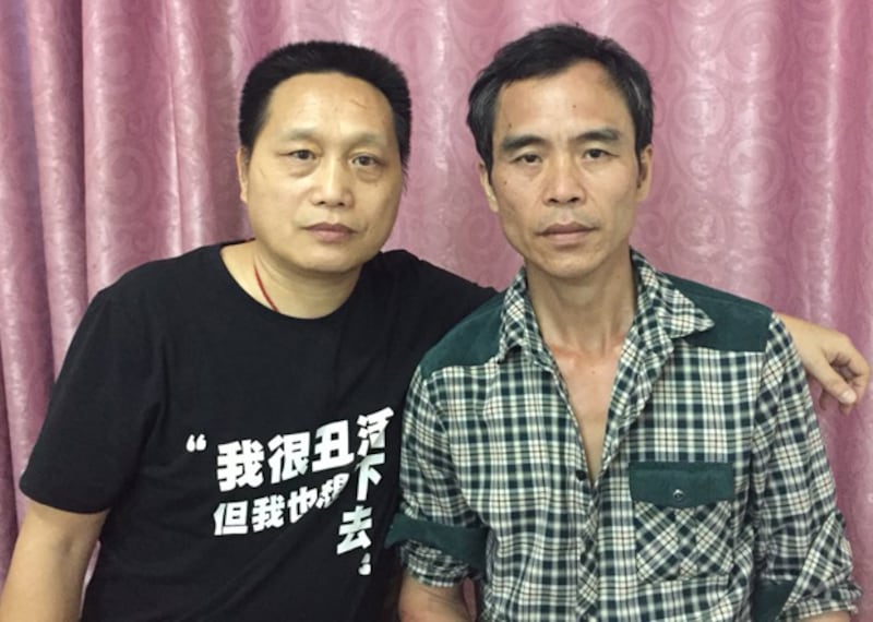 「潑墨女孩」董瑤瓊的父親董建彪(右)表示,早前在煤礦工作時受傷,正在休息中,但仍會堅持照顧女兒,希望各界關注女兒的情況。(董建彪朋友提供 / 拍攝日期不詳)