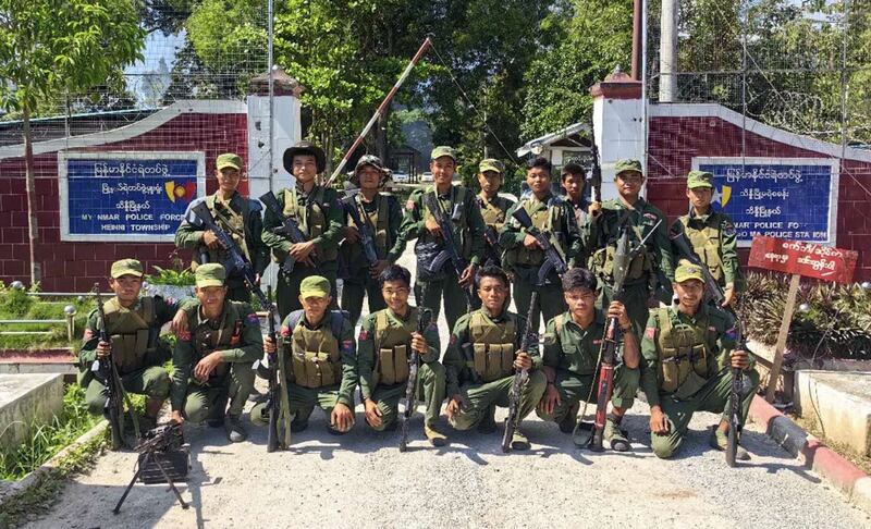 ၂ဝ၂၃ ခုနှစ် အောက်တိုဘာလ ၃ဝ ရက်နေ့က သိန္နီမြို့နယ် ရဲစခန်းကို သိမ်းယူအပြီး ကိုးကန့်တပ်မတော် (MNDAA)မှ တပ်ဖွဲ့ဝင်များ ရဲစခန်းရှေ့ နေရာယူထားသည့်မြင်ကွင်းအား MNDAA အဖွဲ့မှ ထုတ်ပြန်စဉ်။ (Photo: The Kokang)