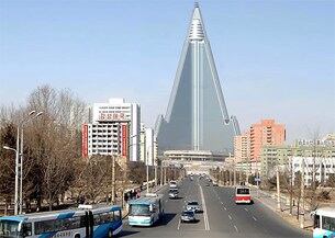 2월 22일에 촬영한 유경호텔 전경. 평양에 건설 중인 105층 높이의 유경호텔 외장공사가 거의 끝난 것으로 알려졌다.