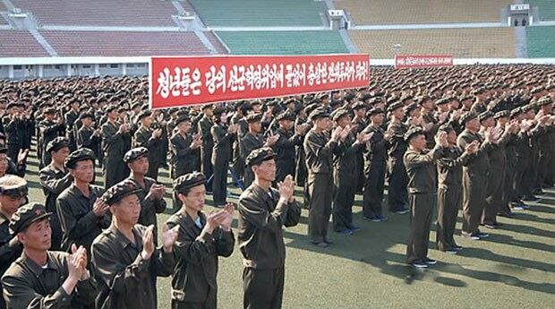 지난해 5월 북한 속도전청년돌격대 창립 40돌을 맞아 속도전청년돌격대 대원들의 결의대회가 평양 김일성경기장에서 열리고 있다.
