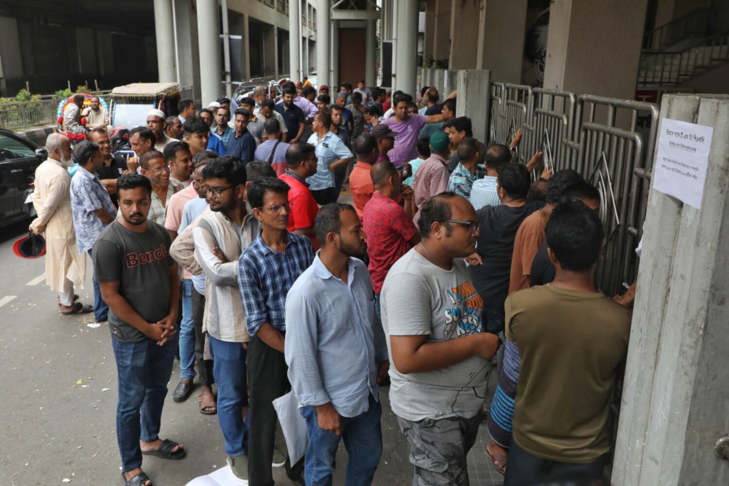 Bangladeshis line up at a gas office to pay bills during a two-hour break in curfew in the Kawran Bazar area of Dhaka, July 22, 2024. (Jibon Ahmed/BenarNews)