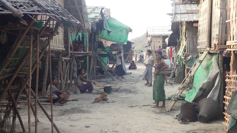 ponnagyun-refugees.jpg