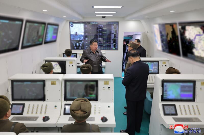 김정은 북한 국무위원장이 지난 25~26일 새로 개발·생산하고 있는 무인항공기술연합체와 탐지전자전연구집단의 국방과학연구사업을 지도했다고 조선중앙통신이 27일 보도했다. 사진은 북한이 처음으로 공개한 공중조기경보통제기로 보이는 비행기의 내부 모습.