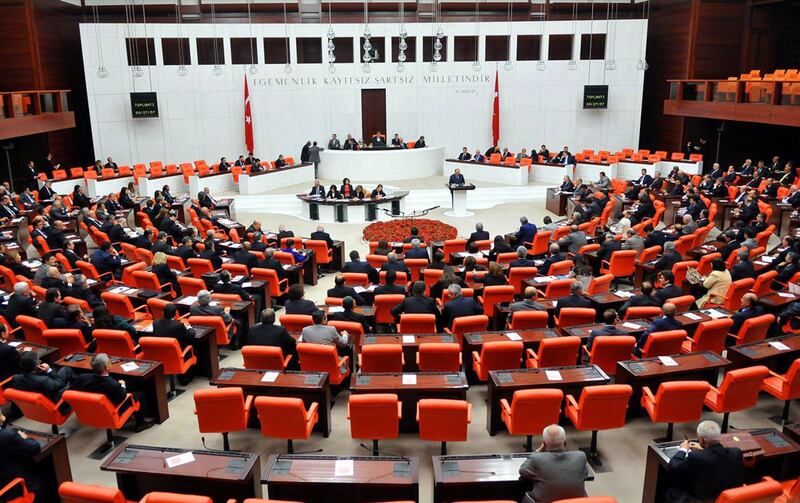تۈركىيە پارلامېنتىدىكى ئۈچىنچى چوڭ پارتىيە بولغان مىللەتچى ھەرىكەت پارتىيەسىنىڭ مۇئاۋىن رەئىسى ۋە پارلامېنت ئەزاسى ياشار يىلدىرىم تۈركىيە پارلامېنتىدا سۆزلەۋاتقان كۆرۈنۈش. 2024-يىلى 3-يانۋار، ئەنقەرە
