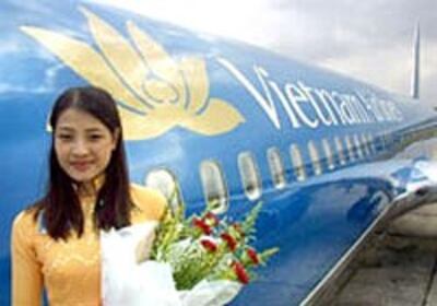 Tiếp viên của hãng hàng không Vietnam Airlines. AFP PHOTO 