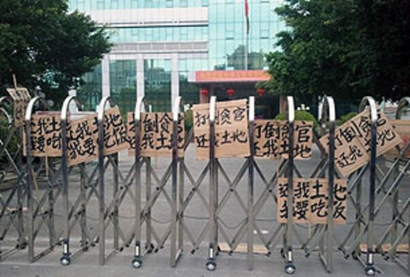 1月20日，參與遊行的汕尾東涌鎮村民，把抗議標語放在國土局大門外。（東涌鎮村民提供）