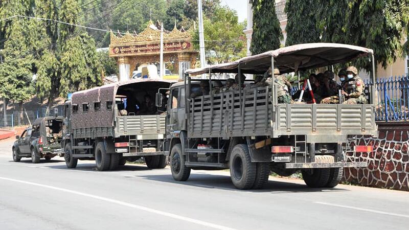 စစ်ကောင်စီတပ်ဖွဲ့ဝင်များအား ရှမ်းပြည်နယ်မြောက်ပိုင်း၊ လားရှိုးမြို့မှာ ၂၀၂၁ ခုနှစ်၊ ဖေဖော်ဝါရီလ ၁၅ ရက်နေ့က တွေ့ရစဉ်။ (Photo: RFA)