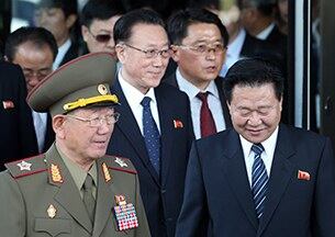 황병서 총 정치국장(왼쪽부터), 김양건 대남담당 비서, 최룡해 노동당 비서가 4일 오전 인천 오크우드 호텔을 나서고 있다. 