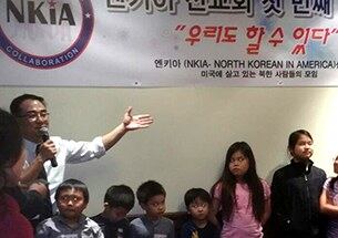 김영구 지도목사(마이크 잡은 사람)가 엔키아 선교회의 첫번째 송년회를 이끌고 있다.