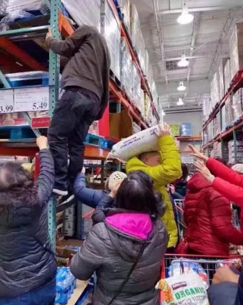 华人在加拿大的一家Costco超市里抢货囤货。 (图:微信)