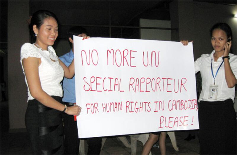 ក្រុម​និស្សិត​លើក​បដា​តវ៉ា​ប្រឆាំង​នឹង​លោក សុរិយា ស៊ូប៊ែឌី នា​សកលវិទ្យាល័យ​មេគង្គ​កម្ពុជា នៅ​ថ្ងៃ​ទី២១ ខែ​ឧសភា ឆ្នាំ​២០១៣។