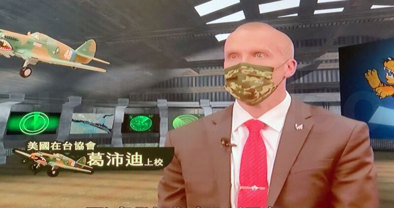 美国在台协会葛沛迪(COL Brady Crosier)上校日前也参与国军节目“莒光园地”。(截图自莒光园地节目)