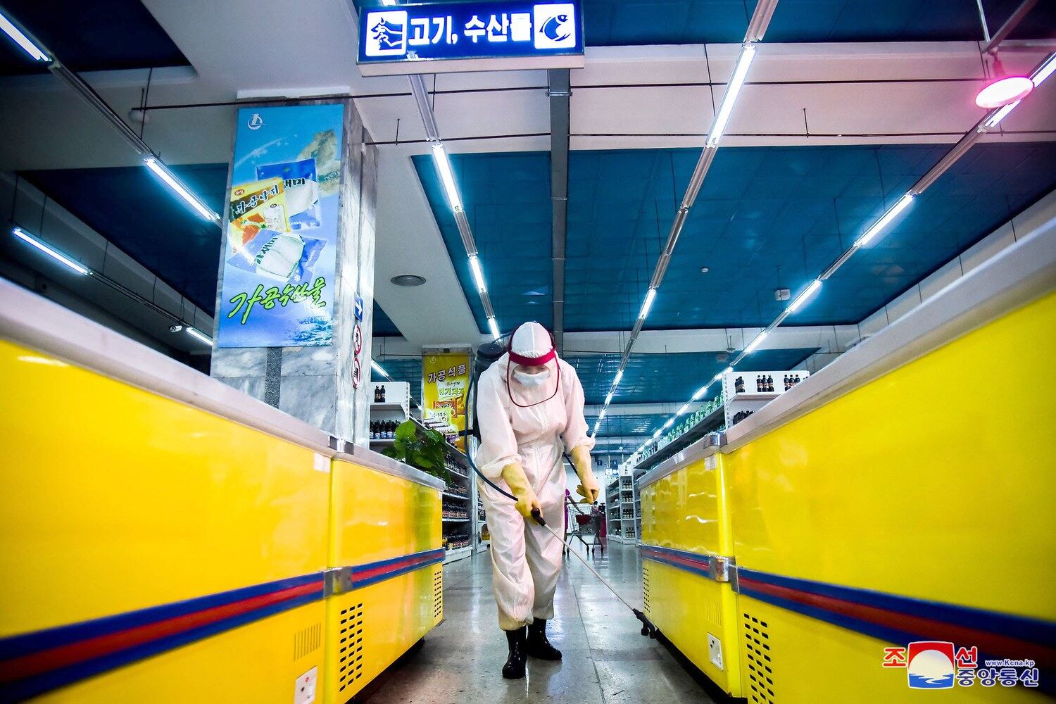 북한 조선중앙통신은 14일 평양제1백화점에서 높은 방역의식을 지니고 보다 긴장하게 소독사업을 진행하고있다고 보도했다.