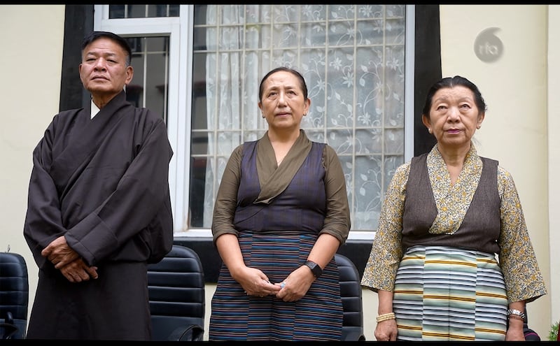 གཡོན་ནས་གཡས། སྲིད་སྐྱོང་སྤེན་པ་ཚེ་རིང་། ཁྲིམས་ཞིབ་པ་ཆེ་བ་ཡེ་ཤེས་དབང་མོ། བོད་མི་མང་སྤྱི་འཐུས་ཚོགས་གཙོ་སྒྲོལ་མ་ཚེ་རིང་། (༢༠༢༦།༨།༡༥ གངས་ཅན་སྐྱིད་གཤོངས།)