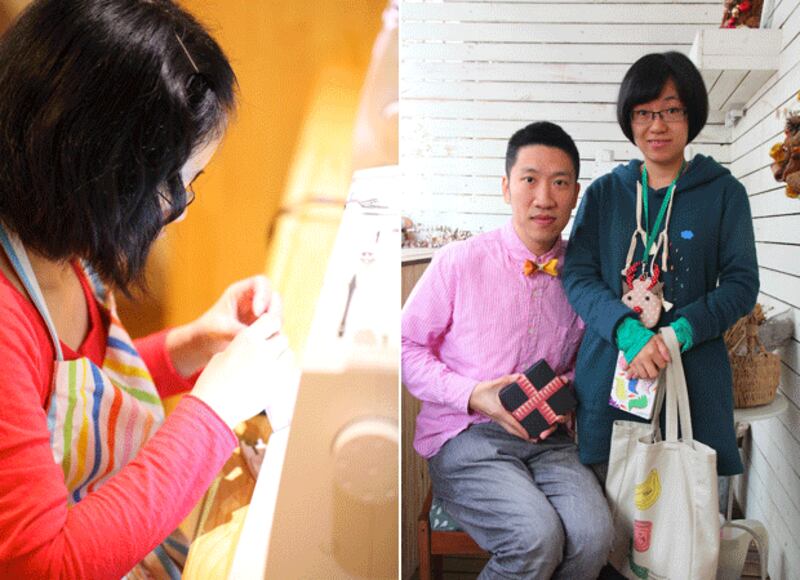 左图：Michelle手作錢包公仔。右图：Sanford 與Michelle 小倆口與製成品合照。（來源: 受訪者提供）