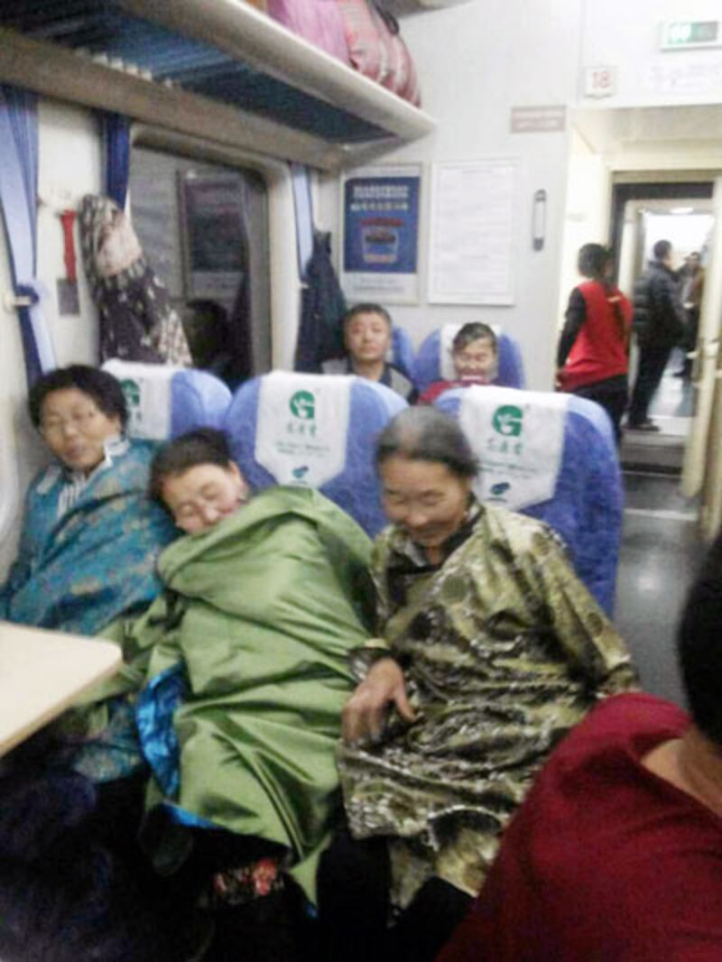 乘火車進北京上訪的內蒙牧民。（照片來自南蒙古人權信息中心）