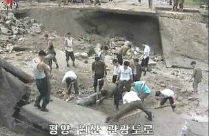 평양에서 원산을 연결하는 도로가 유실돼 주민들이 복구작업에 나섰다.