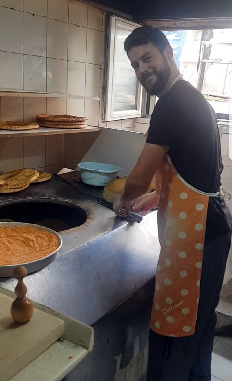 فرانسۇز يىگىت لېئو مايلېت تونۇرغا نان ياقماقتا، 2022-يىلى 11-ئاي، ئىستانبۇل.