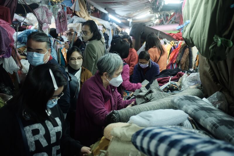 在離別之際，「棚仔」人頭湧湧，迫滿忙於清貨的布販，和來道別的街坊。（李若如攝）
