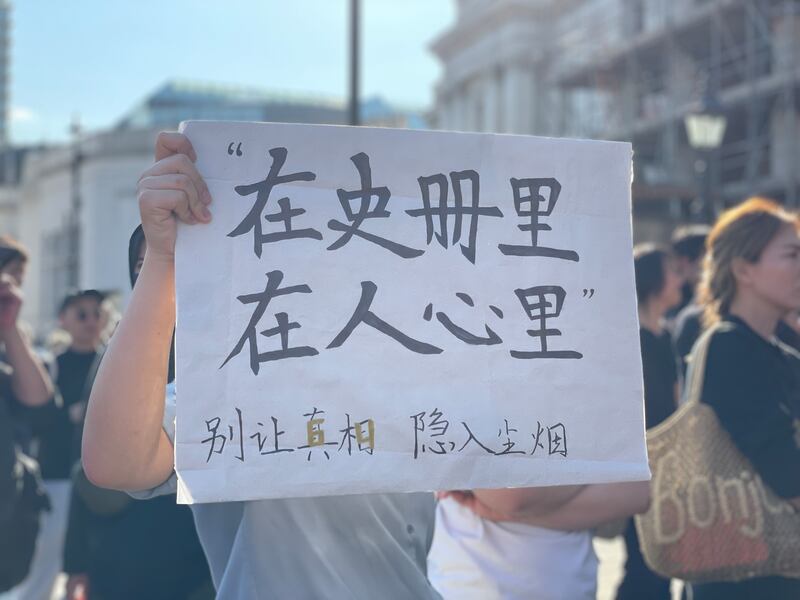 中國留學生橙子自製標語參與集會。（呂熙攝）