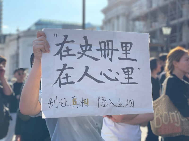 中國留學生橙子自製標語參與集會。(呂熙攝)